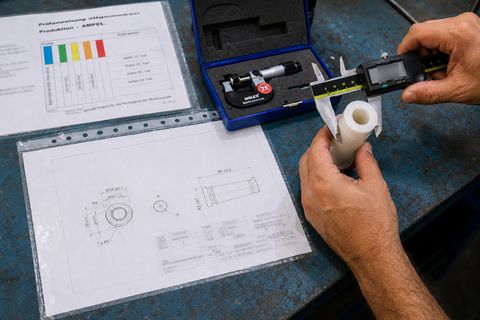 Messschieber und CNC-Bauteil auf einer technischen Zeichnung